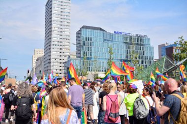 Varşova, Polonya. 8 Haziran 2019. Varşova 'nın Eşitlik Parade. en büyük gay gurur geçit merkezi ve Doğu Avrupa 'da Varşova sokaklarında binlerce insan getirdi.