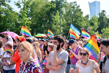 Varşova, Polonya. 8 Haziran 2019. Varşova 'nın Eşitlik Parade. en büyük gay gurur geçit merkezi ve Doğu Avrupa 'da Varşova sokaklarında binlerce insan getirdi.