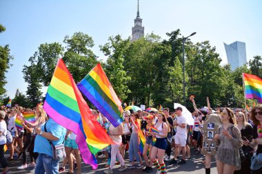 Varşova, Polonya. 8 Haziran 2019. Varşova 'nın Eşitlik Parade. en büyük gay gurur geçit merkezi ve Doğu Avrupa 'da Varşova sokaklarında binlerce insan getirdi.