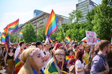 Varşova, Polonya. 8 Haziran 2019. Varşova 'nın Eşitlik Parade. en büyük gay gurur geçit merkezi ve Doğu Avrupa 'da Varşova sokaklarında binlerce insan getirdi.