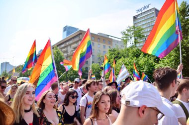 Varşova, Polonya. 8 Haziran 2019. Varşova 'nın Eşitlik Parade. en büyük gay gurur geçit merkezi ve Doğu Avrupa 'da Varşova sokaklarında binlerce insan getirdi.