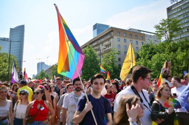Varşova, Polonya. 8 Haziran 2019. Varşova 'nın Eşitlik Parade. en büyük gay gurur geçit merkezi ve Doğu Avrupa 'da Varşova sokaklarında binlerce insan getirdi.