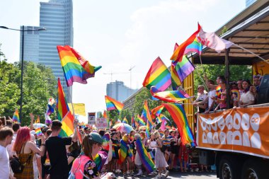 Varşova, Polonya. 8 Haziran 2019. Varşova 'nın Eşitlik Parade. en büyük gay gurur geçit merkezi ve Doğu Avrupa 'da Varşova sokaklarında binlerce insan getirdi.