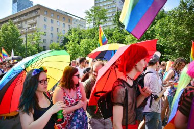Varşova, Polonya. 8 Haziran 2019. Varşova 'nın Eşitlik Parade. en büyük gay gurur geçit merkezi ve Doğu Avrupa 'da Varşova sokaklarında binlerce insan getirdi.