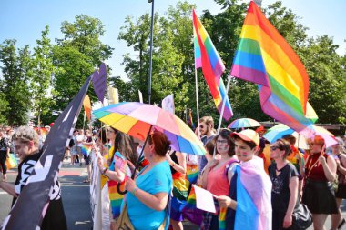 Varşova, Polonya. 8 Haziran 2019. Varşova 'nın Eşitlik Parade. en büyük gay gurur geçit merkezi ve Doğu Avrupa 'da Varşova sokaklarında binlerce insan getirdi.