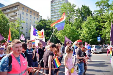 Varşova, Polonya. 8 Haziran 2019. Varşova 'nın Eşitlik Parade. en büyük gay gurur geçit merkezi ve Doğu Avrupa 'da Varşova sokaklarında binlerce insan getirdi.
