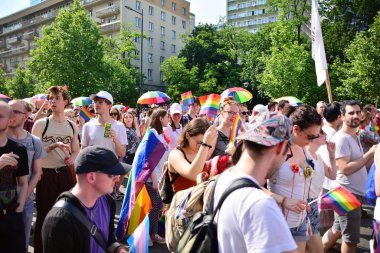 Varşova, Polonya. 8 Haziran 2019. Varşova 'nın Eşitlik Parade. en büyük gay gurur geçit merkezi ve Doğu Avrupa 'da Varşova sokaklarında binlerce insan getirdi.