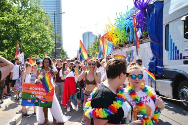 Varşova, Polonya. 8 Haziran 2019. Varşova 'nın Eşitlik Parade. en büyük gay gurur geçit merkezi ve Doğu Avrupa 'da Varşova sokaklarında binlerce insan getirdi.
