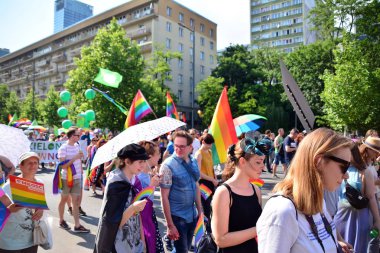 Varşova, Polonya. 8 Haziran 2019. Varşova 'nın Eşitlik Parade. en büyük gay gurur geçit merkezi ve Doğu Avrupa 'da Varşova sokaklarında binlerce insan getirdi.