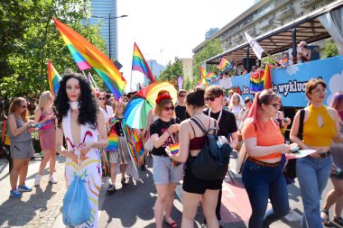 Varşova, Polonya. 8 Haziran 2019. Varşova 'nın Eşitlik Parade. en büyük gay gurur geçit merkezi ve Doğu Avrupa 'da Varşova sokaklarında binlerce insan getirdi.