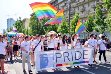 Varşova, Polonya. 8 Haziran 2019. Varşova 'nın Eşitlik Parade. en büyük gay gurur geçit merkezi ve Doğu Avrupa 'da Varşova sokaklarında binlerce insan getirdi.