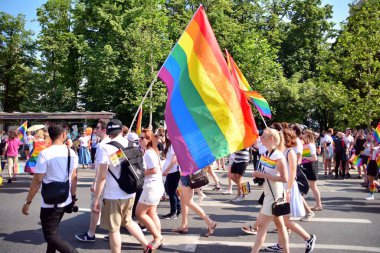 Varşova, Polonya. 8 Haziran 2019. Varşova 'nın Eşitlik Parade. en büyük gay gurur geçit merkezi ve Doğu Avrupa 'da Varşova sokaklarında binlerce insan getirdi.