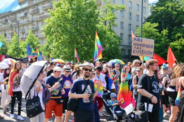 Varşova, Polonya. 8 Haziran 2019. Varşova 'nın Eşitlik Parade. en büyük gay gurur geçit merkezi ve Doğu Avrupa 'da Varşova sokaklarında binlerce insan getirdi.