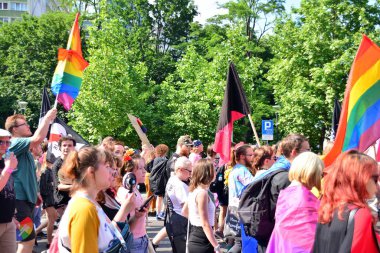 Varşova, Polonya. 8 Haziran 2019. Varşova 'nın Eşitlik Parade. en büyük gay gurur geçit merkezi ve Doğu Avrupa 'da Varşova sokaklarında binlerce insan getirdi.