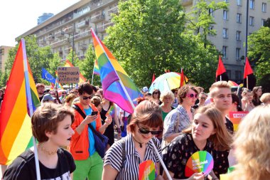 Varşova, Polonya. 8 Haziran 2019. Varşova 'nın Eşitlik Parade. en büyük gay gurur geçit merkezi ve Doğu Avrupa 'da Varşova sokaklarında binlerce insan getirdi.