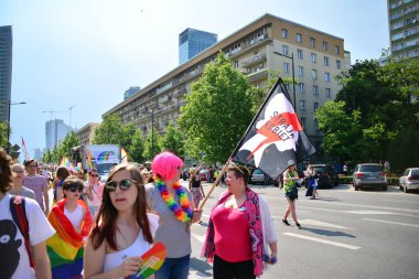 Varşova, Polonya. 8 Haziran 2019. Varşova 'nın Eşitlik Parade. en büyük gay gurur geçit merkezi ve Doğu Avrupa 'da Varşova sokaklarında binlerce insan getirdi.