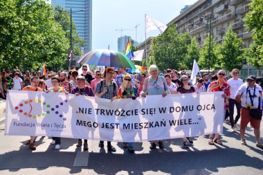 Varşova, Polonya. 8 Haziran 2019. Varşova 'nın Eşitlik Parade. en büyük gay gurur geçit merkezi ve Doğu Avrupa 'da Varşova sokaklarında binlerce insan getirdi.