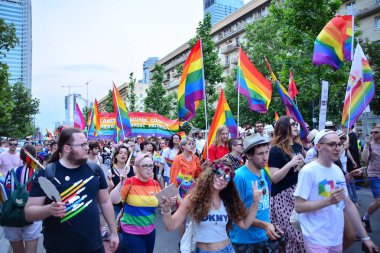 Varşova, Polonya. 8 Haziran 2019. Varşova 'nın Eşitlik Parade. en büyük gay gurur geçit merkezi ve Doğu Avrupa 'da Varşova sokaklarında binlerce insan getirdi.