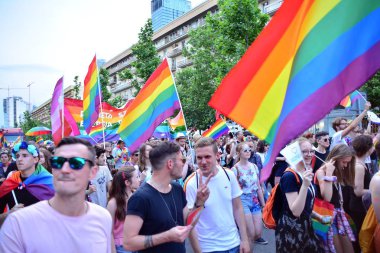 Varşova, Polonya. 8 Haziran 2019. Varşova 'nın Eşitlik Parade. en büyük gay gurur geçit merkezi ve Doğu Avrupa 'da Varşova sokaklarında binlerce insan getirdi.
