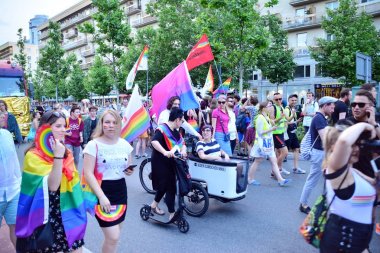 Varşova, Polonya. 8 Haziran 2019. Varşova 'nın Eşitlik Parade. en büyük gay gurur geçit merkezi ve Doğu Avrupa 'da Varşova sokaklarında binlerce insan getirdi.