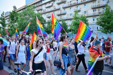 Varşova, Polonya. 8 Haziran 2019. Varşova 'nın Eşitlik Parade. en büyük gay gurur geçit merkezi ve Doğu Avrupa 'da Varşova sokaklarında binlerce insan getirdi.