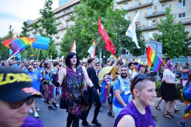 Varşova, Polonya. 8 Haziran 2019. Varşova 'nın Eşitlik Parade. en büyük gay gurur geçit merkezi ve Doğu Avrupa 'da Varşova sokaklarında binlerce insan getirdi.