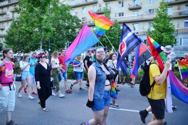Varşova, Polonya. 8 Haziran 2019. Varşova 'nın Eşitlik Parade. en büyük gay gurur geçit merkezi ve Doğu Avrupa 'da Varşova sokaklarında binlerce insan getirdi.
