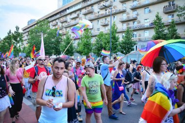 Varşova, Polonya. 8 Haziran 2019. Varşova 'nın Eşitlik Parade. en büyük gay gurur geçit merkezi ve Doğu Avrupa 'da Varşova sokaklarında binlerce insan getirdi.