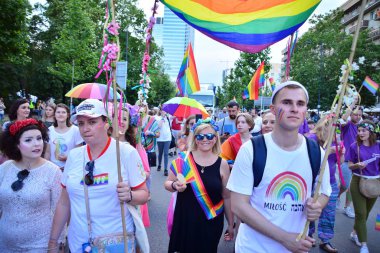Varşova, Polonya. 8 Haziran 2019. Varşova 'nın Eşitlik Parade. en büyük gay gurur geçit merkezi ve Doğu Avrupa 'da Varşova sokaklarında binlerce insan getirdi.