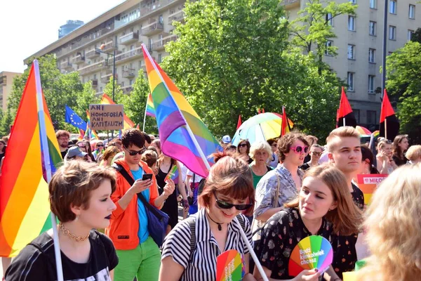 Varşova, Polonya. 8 Haziran 2019. Varşova 'nın Eşitlik Parade. en büyük gay gurur geçit merkezi ve Doğu Avrupa 'da Varşova sokaklarında binlerce insan getirdi.