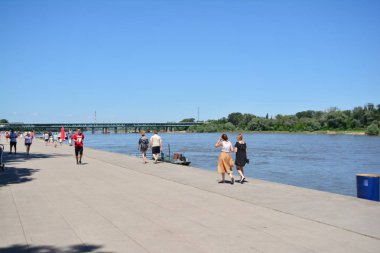Varşova, Polonya. 9 Haziran 2019. Vistulan bulvarları, Varşova 'daki Vistula Nehri 'nin batı tarafında. Vistula nehrinin kıyısında bulunan gezinti yolu