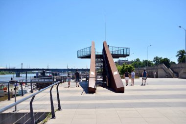 Varşova, Polonya. 9 Haziran 2019. Vistulan bulvarları, Varşova 'daki Vistula Nehri 'nin batı tarafında. Vistula nehrinin kıyısında bulunan gezinti yolu