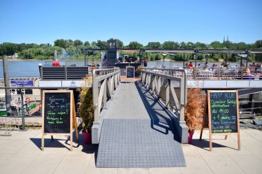 Varşova, Polonya. 9 Haziran 2019. Vistulan bulvarları, Varşova 'daki Vistula Nehri 'nin batı tarafında. Vistula nehrinin kıyısında bulunan gezinti yolu