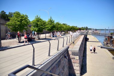 Varşova, Polonya. 9 Haziran 2019. Vistulan bulvarları, Varşova 'daki Vistula Nehri 'nin batı tarafında. Vistula nehrinin kıyısında bulunan gezinti yolu