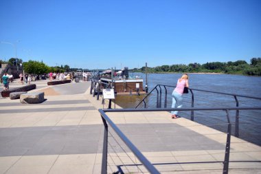 Varşova, Polonya. 9 Haziran 2019. Vistulan bulvarları, Varşova 'daki Vistula Nehri 'nin batı tarafında. Vistula nehrinin kıyısında bulunan gezinti yolu