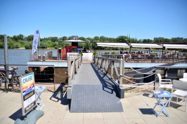 Varşova, Polonya. 9 Haziran 2019. Vistulan bulvarları, Varşova 'daki Vistula Nehri 'nin batı tarafında. Vistula nehrinin kıyısında bulunan gezinti yolu