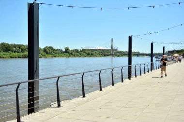 Varşova, Polonya. 9 Haziran 2019. Vistulan bulvarları, Varşova 'daki Vistula Nehri 'nin batı tarafında. Vistula nehrinin kıyısında bulunan gezinti yolu