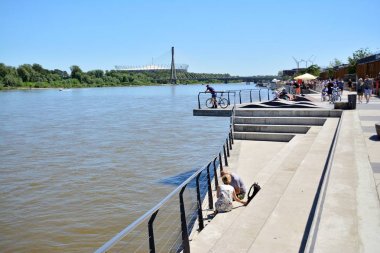 Varşova, Polonya. 9 Haziran 2019. Vistulan bulvarları, Varşova 'daki Vistula Nehri 'nin batı tarafında. Vistula nehrinin kıyısında bulunan gezinti yolu