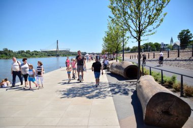 Varşova, Polonya. 9 Haziran 2019. Vistulan bulvarları, Varşova 'daki Vistula Nehri 'nin batı tarafında. Vistula nehrinin kıyısında bulunan gezinti yolu
