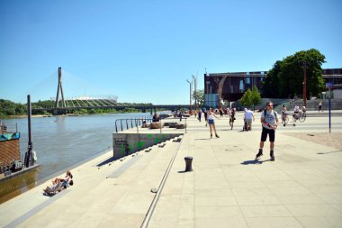 Varşova, Polonya. 9 Haziran 2019. Vistulan bulvarları, Varşova 'daki Vistula Nehri 'nin batı tarafında. Vistula nehrinin kıyısında bulunan gezinti yolu