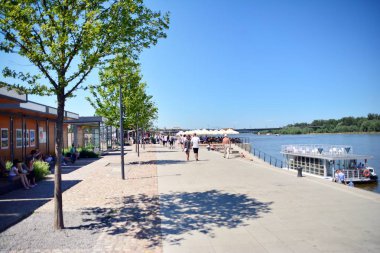 Varşova, Polonya. 9 Haziran 2019. Vistulan bulvarları, Varşova 'daki Vistula Nehri 'nin batı tarafında. Vistula nehrinin kıyısında bulunan gezinti yolu