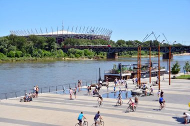 Varşova, Polonya. 9 Haziran 2019. Vistulan bulvarları, Varşova 'daki Vistula Nehri 'nin batı tarafında. Vistula nehrinin kıyısında bulunan gezinti yolu