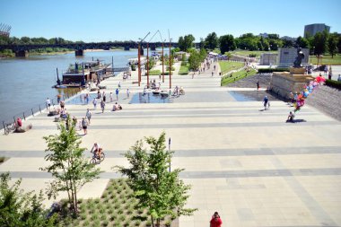 Varşova, Polonya. 9 Haziran 2019. Vistulan bulvarları, Varşova 'daki Vistula Nehri 'nin batı tarafında. Vistula nehrinin kıyısında bulunan gezinti yolu