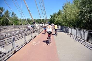  Köprüdeki bisikletçiler siluetleri