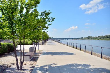 Varşova, Polonya. 11 Haziran 2019. Varşova Vistula Nehri'nin batı tarafında Vistulan Bulvarları. Vistula nehri kıyısında gezinti