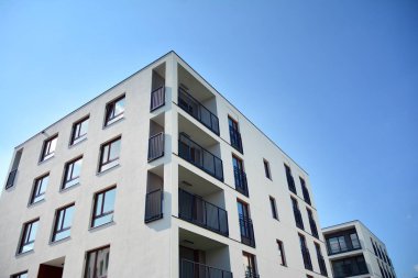Çok öykülü yeni modern apartman. Şık oturma blok daireler.