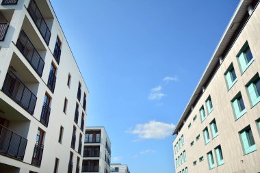 Çok öykülü yeni modern apartman. Şık oturma blok daireler.