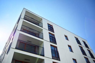 Çok öykülü yeni modern apartman. Şık oturma blok daireler.