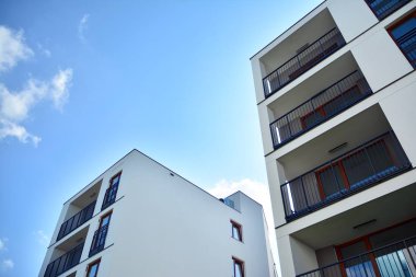 Çok öykülü yeni modern apartman. Şık oturma blok daireler.