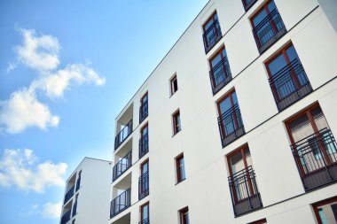 Çok öykülü yeni modern apartman. Şık oturma blok daireler.